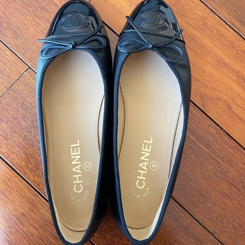 Black Chanel ballet flats (lambskin and patent)